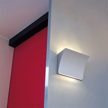 Flos Pochette white wall light fitting - application - Install it where you need discreet up-and-down light - the Flos Pochette FZ223 is a stylish wall sconce, Italian light quality.